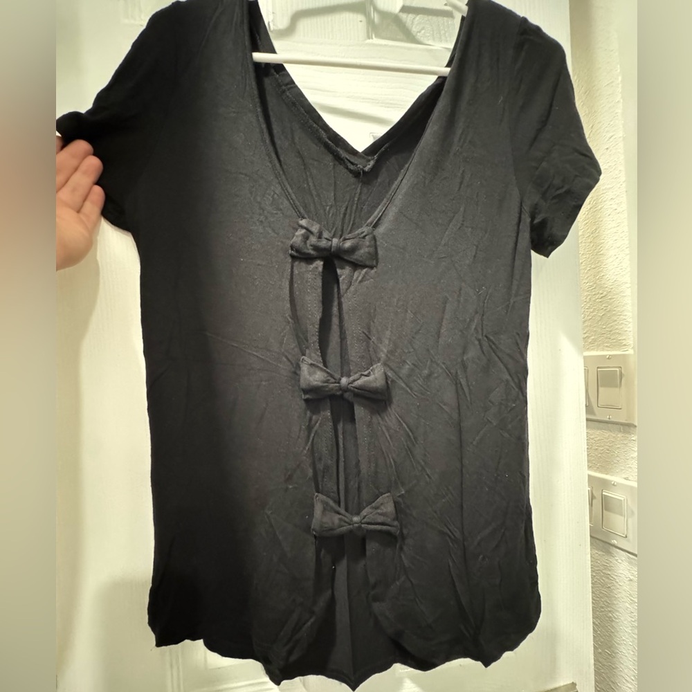 4/$15 Vienne Couture Classic Black V-Neck Women's Top Bow Back